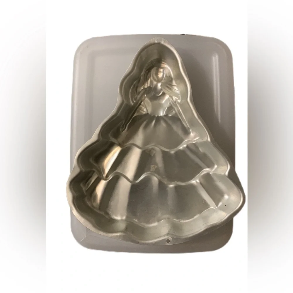 BARBIE BEAUTIFUL DAY Wilton Vintage cake pan.  Disney. 1995 Good used condition.